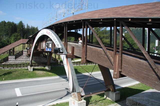 Drevený mostík ponad cestu