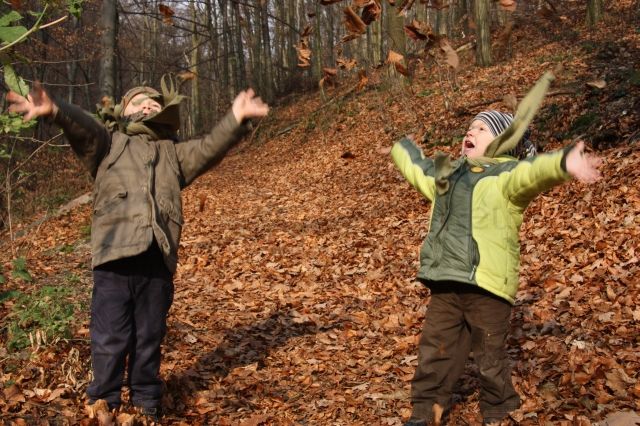 Padajú listy - jesenné šantenie Miška a Kubka