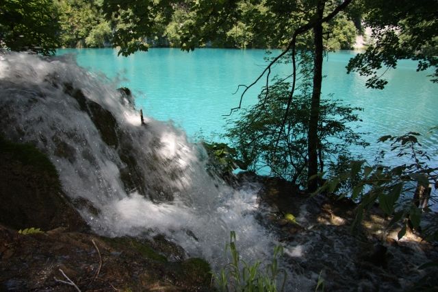 Potok popri jazere - v jednej časti popri chodníku, sa rinula voda pomedzi kamene tak sa to takto penilo